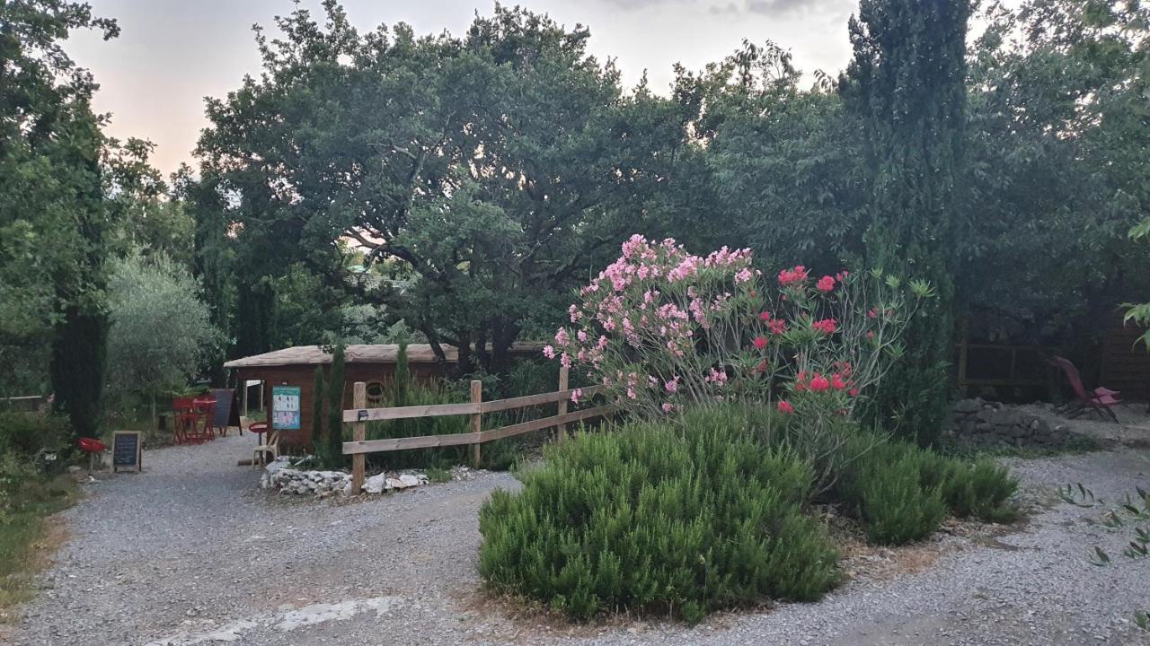Roulottes Et Cabanes De Saint Cerice Вогюе Екстериор снимка