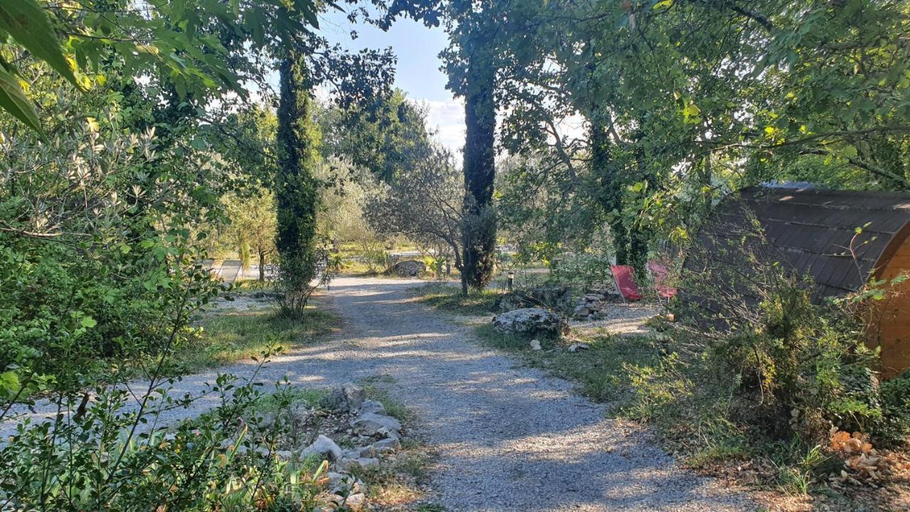 Roulottes Et Cabanes De Saint Cerice Вогюе Екстериор снимка