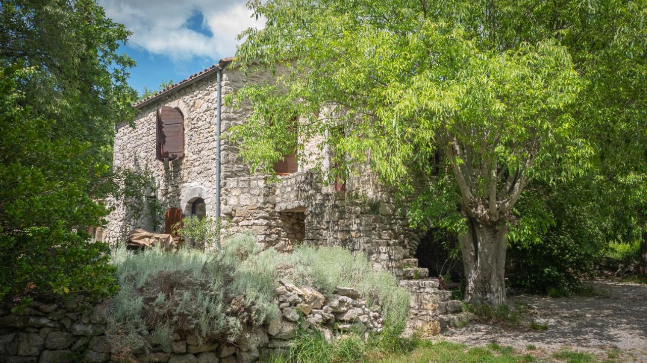 Roulottes Et Cabanes De Saint Cerice Вогюе Екстериор снимка