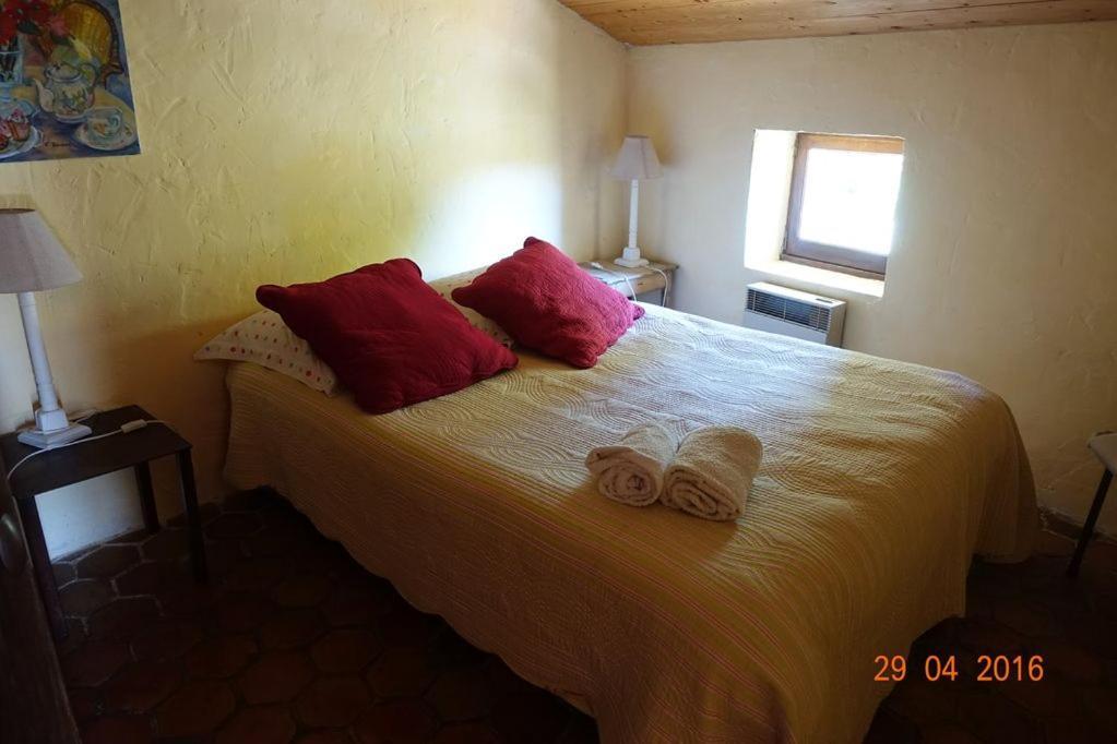 Roulottes Et Cabanes De Saint Cerice Вогюе Екстериор снимка
