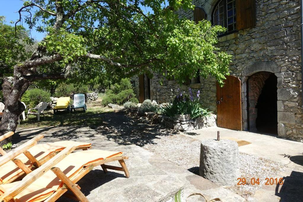 Roulottes Et Cabanes De Saint Cerice Вогюе Екстериор снимка