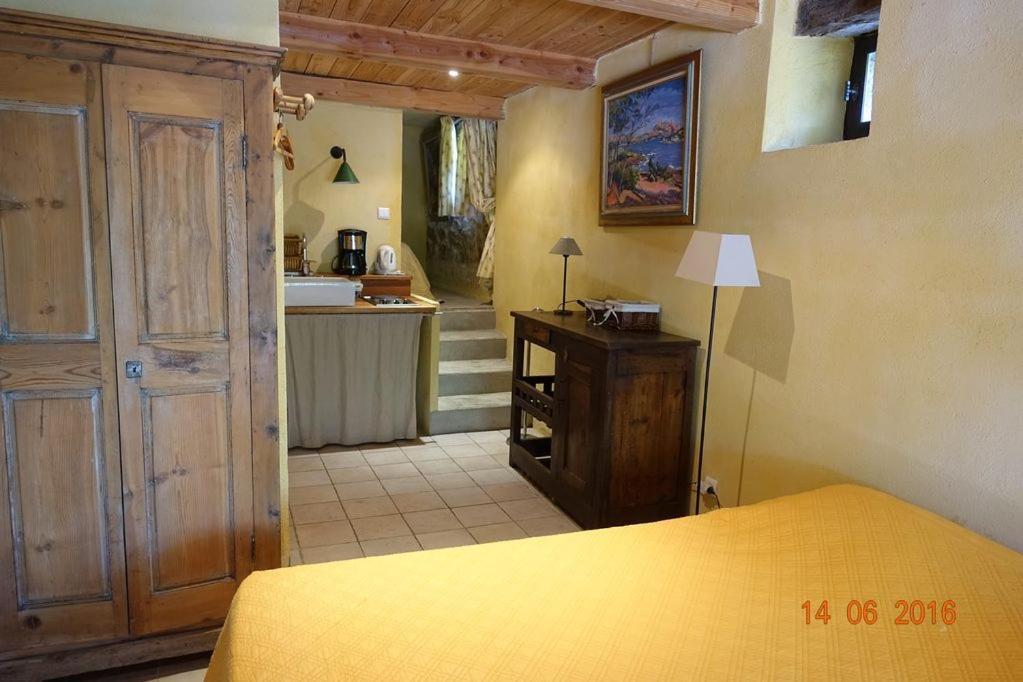 Roulottes Et Cabanes De Saint Cerice Вогюе Екстериор снимка