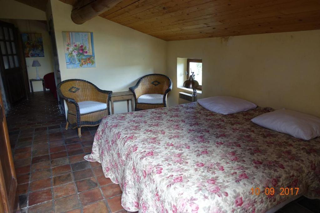 Roulottes Et Cabanes De Saint Cerice Вогюе Екстериор снимка