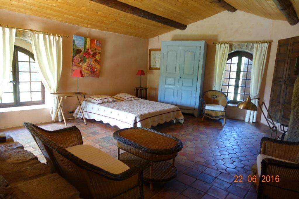Roulottes Et Cabanes De Saint Cerice Вогюе Екстериор снимка