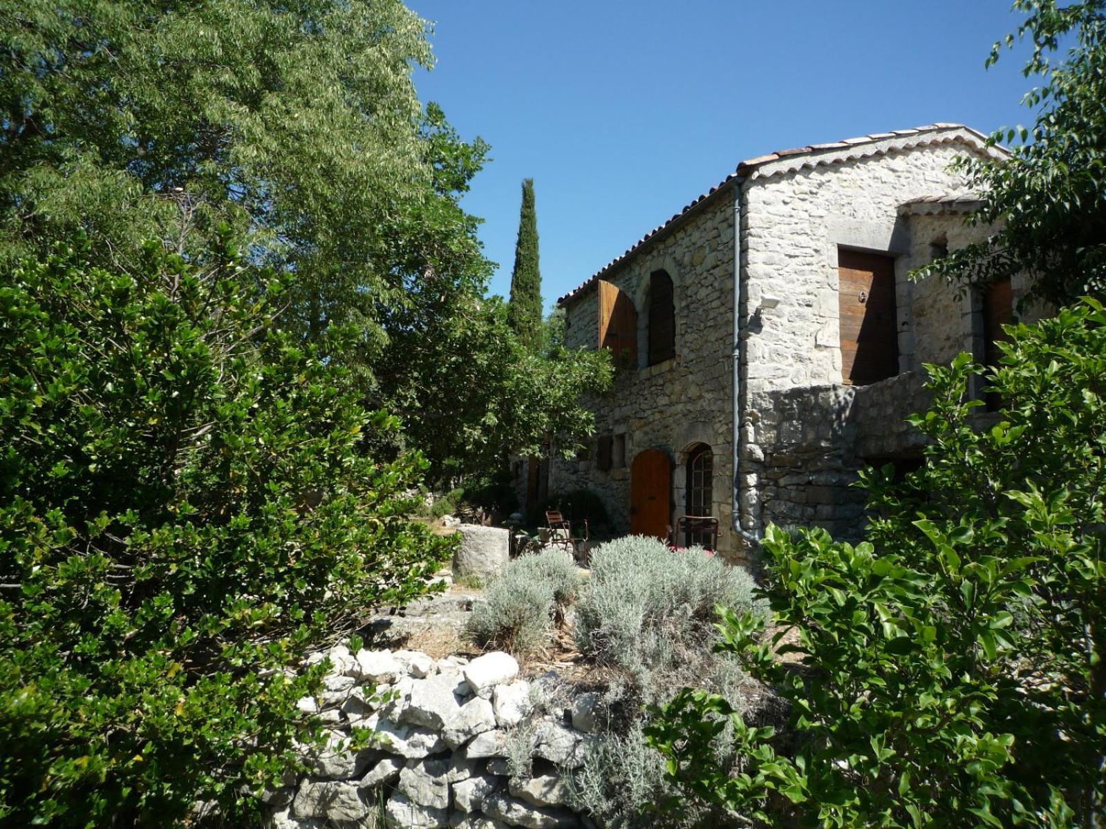 Roulottes Et Cabanes De Saint Cerice Вогюе Екстериор снимка