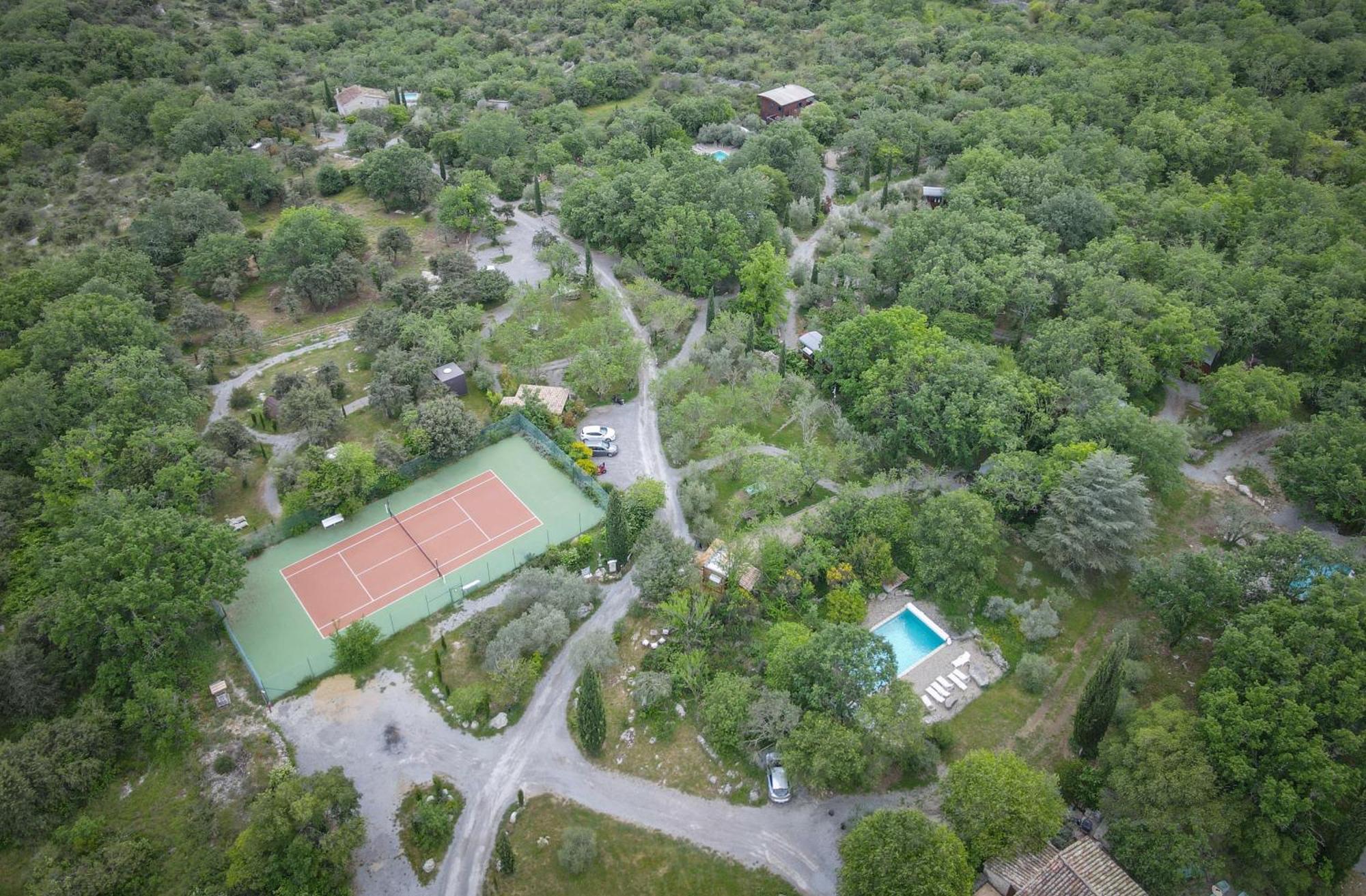 Roulottes Et Cabanes De Saint Cerice Вогюе Екстериор снимка