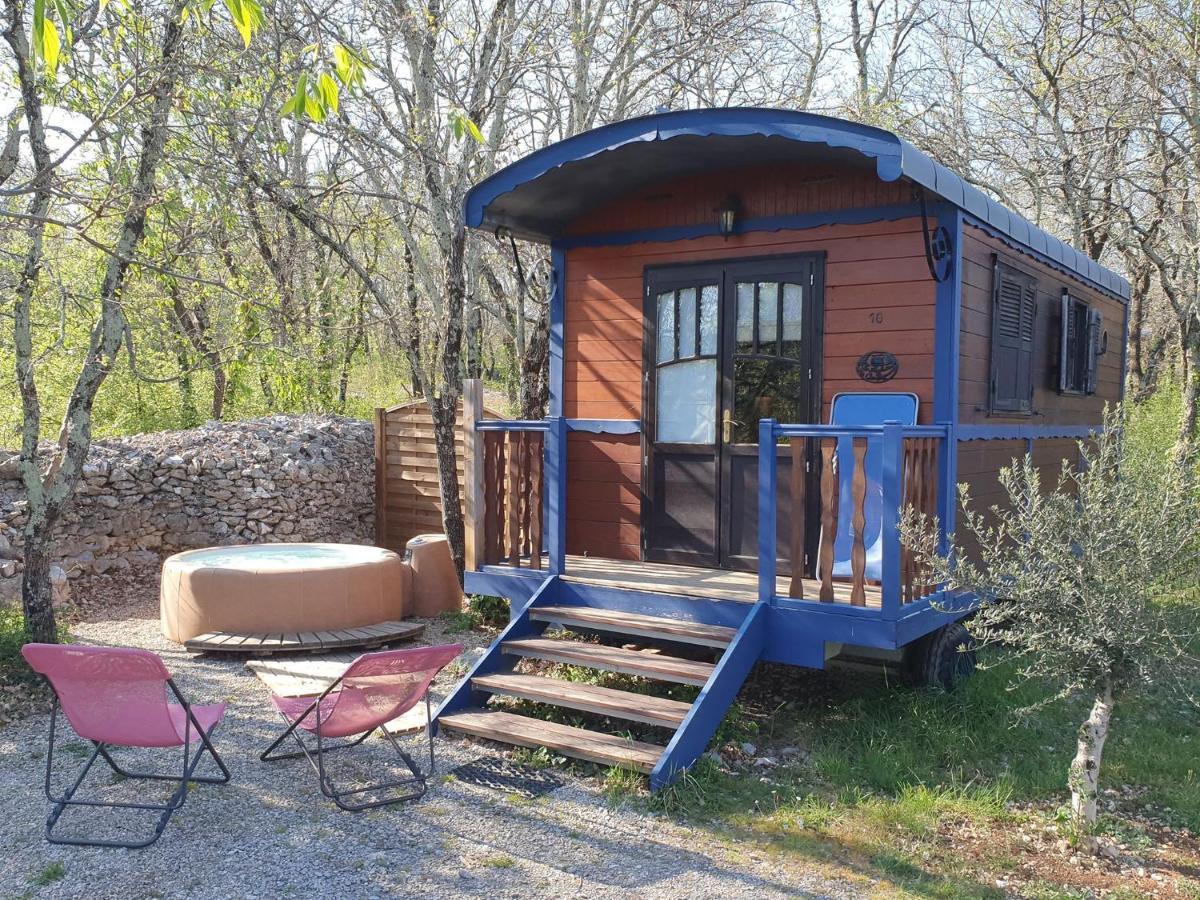 Roulottes Et Cabanes De Saint Cerice Вогюе Екстериор снимка